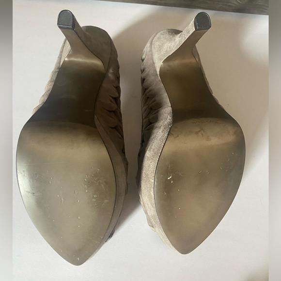 Grey suede Zara peep toe pump with allover bow detail, NWOT, sz 40 - Picture 5 of 10